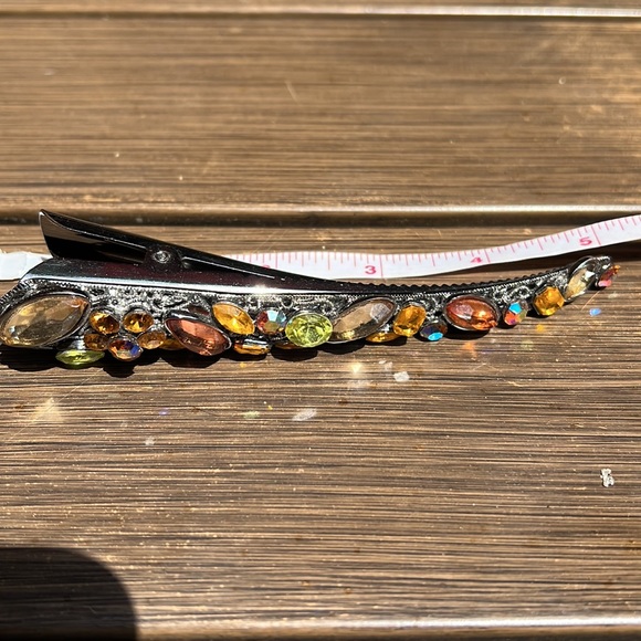 New without tags bejeweled hair clip with teeth to keep in place - Picture 9 of 9